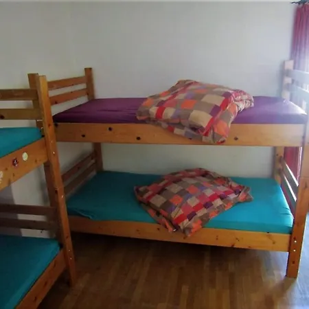 Snowbunnys Backpackers Hostel *