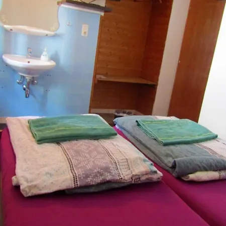 Snowbunnys Backpackers Hostel *