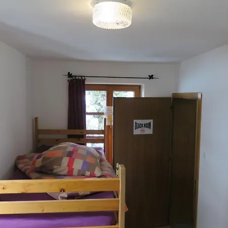 Snowbunnys Backpackers Hostel *